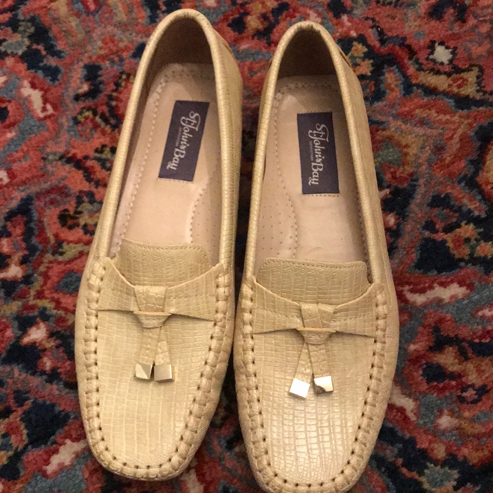 Women’s loafers/driving moccasins. Size 8.